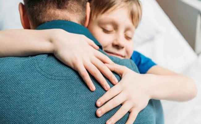 هل تعلمين أن طفلك بحاجة دائمة الى العناق؟