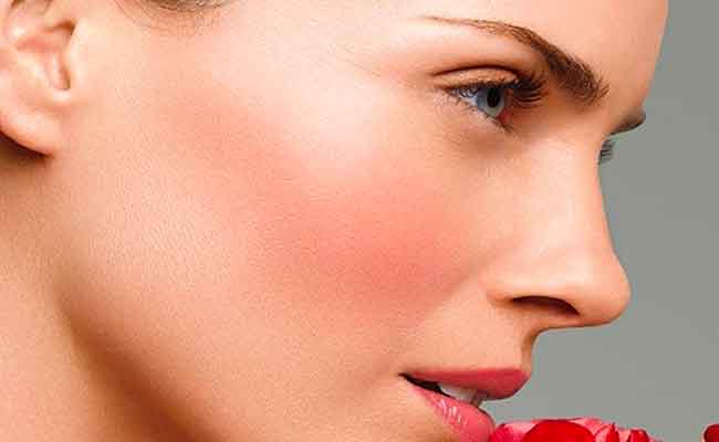 كيف يمكن الحصول على خدود وردية بطرق طبيعية؟