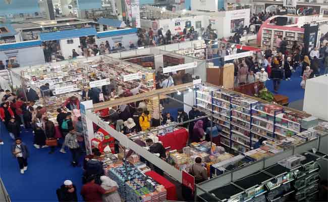 معرض الجزائر للكتاب ال25 يواصل أيامه الثقافية مع اقبال جماهيري كبير لعشاق القراءة...