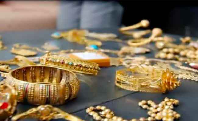 سطو عصابة إجرامية على شقة طبيبة و سرقة مجوهرات و أموال بالعاصمة