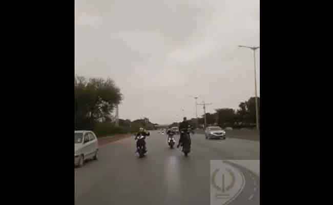 الدرك يوقف الشبان الذين أقدموا على مناورات بالدراجات النارية على الطريق السريع