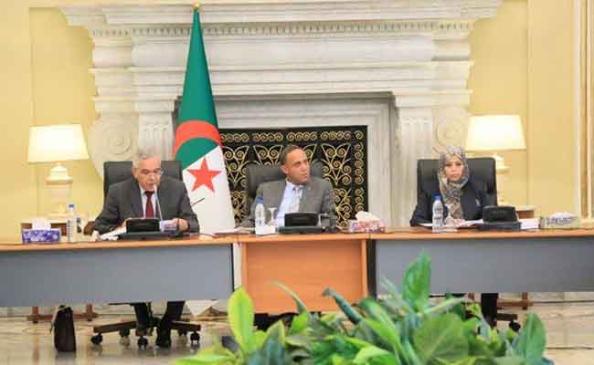 عرض وزير العدل ثلاثة مشاريع قوانين أمام لجنة الشؤون القانونية لمجلس الأمة