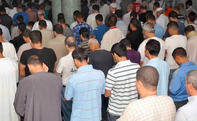 وزارة الشؤون الدينية تقرر رفع إجراءات التباعد أثناء الصلاة...