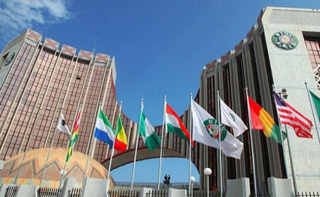 “إيكواس” تنذر مالي وبوركينا فاسو وغينيا