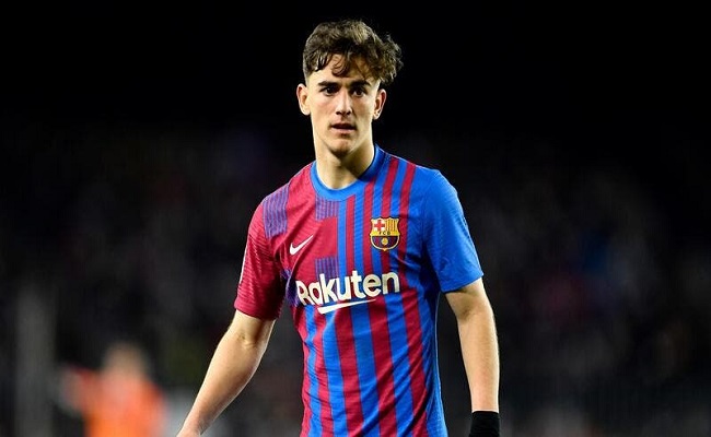 هل يلعب نجم برشلونة لريال مدريد...