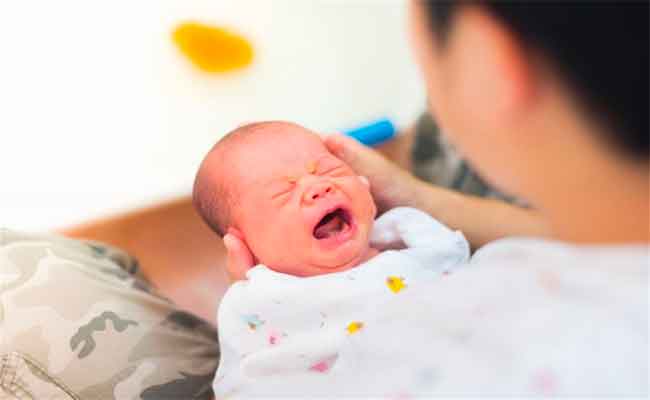 هل تعلمين أنّ البكاء يمكن أن يكون مفيداً لطفلك الرضيع؟