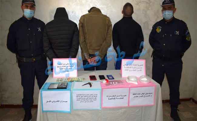 الإطاحة بثلاثة أشخاص تورطوا في ترويج الكوكايين من محل للحلاقة بقسنطينة