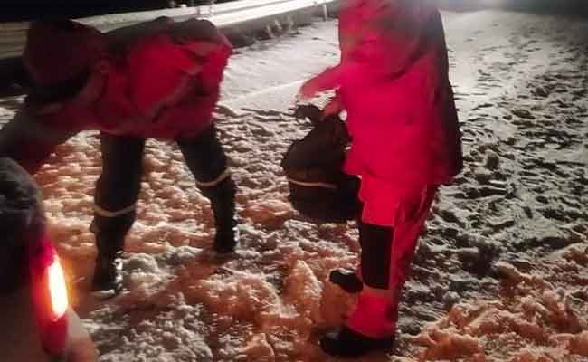 إجلاء عائلة حاصرتها الثلوج بالبويرة