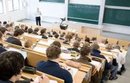 موافقة الوزير الأول على إحالة الأساتذة الجامعيين البالغين 70 عاما على التقاعد