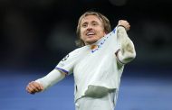 مودريتش رغم العروض المغرية يفضل البقاء في مدريد...