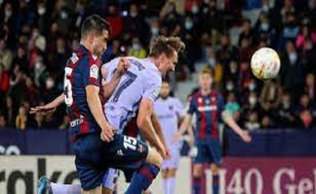 دي يونج ينقد برشلونة من فخ التعادل