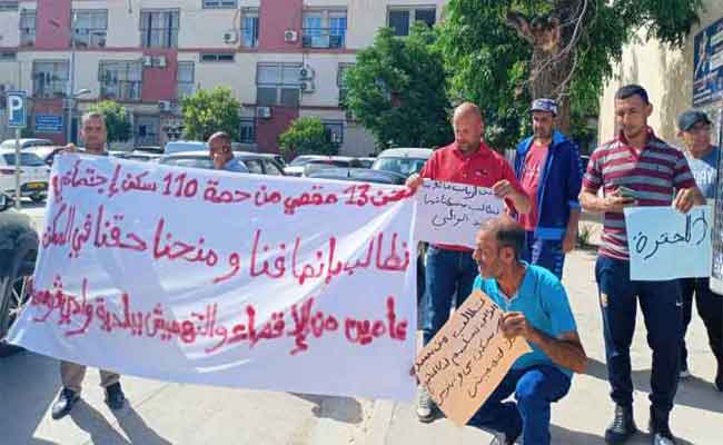 احتجاج مقصيون من السكن الاجتماعي أمام مقر ولاية الشلف