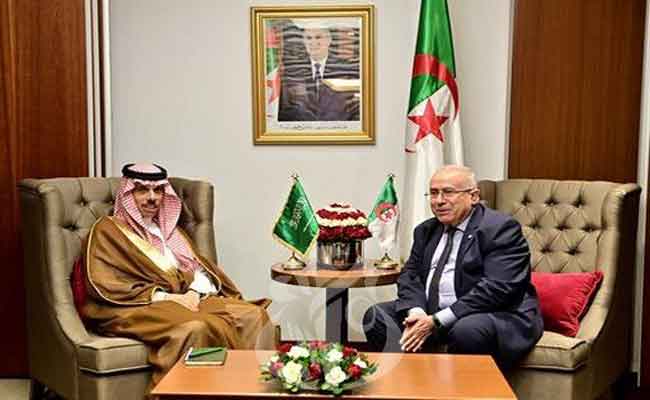 لعمامرة يجري محادثات مع نظيره السعودي