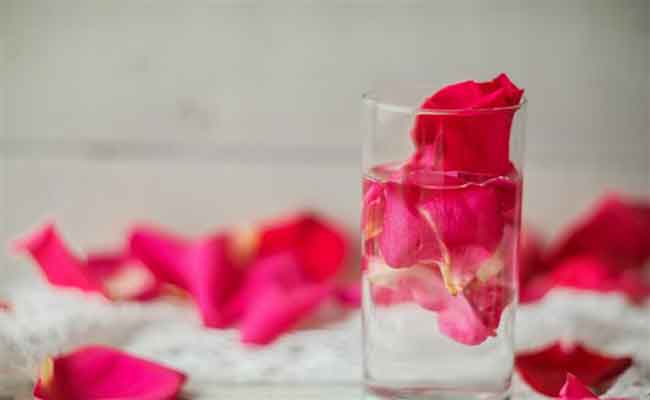 ماء الورد...كنز ثمين لجمال وشباب بشرة الوجه