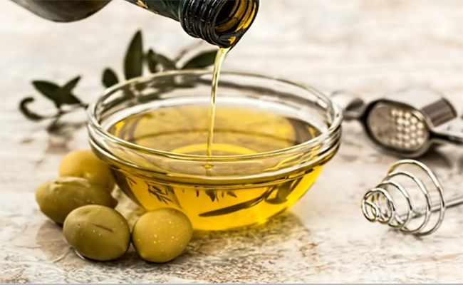 كيف يعمل زيت الزيتون على علاج الإمساك؟