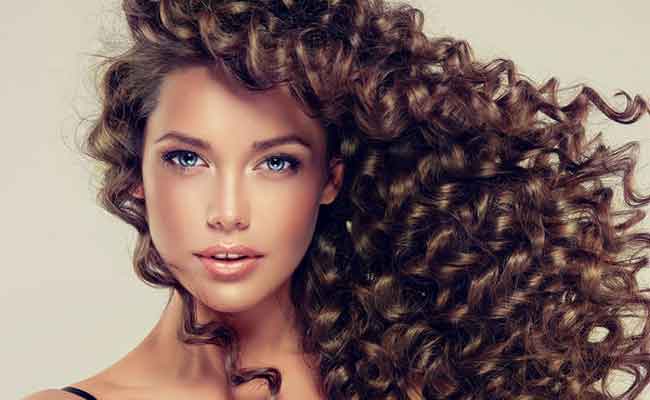 هل تبحثين عن طريقة العناية بشعرك المجعد على الأصول؟ اذاً اليك هذه النصائح...