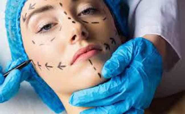 هوس المراهقين بعمليات التجميل ظاهرة خطيرة...إليكم أسبابها