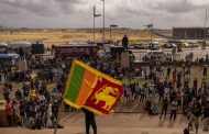 رئيس جديد للوزراء يؤدي اليمين في سريلانكا الغارقة في الأزمات