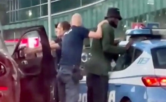 شرطة ميلانو تبرر تفتيش باكايوكو تحت تهديد السلاح...