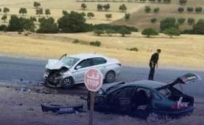 اصطدام سيارتين يخلف مقتل 5 أشخاص ومصابين بتيارات