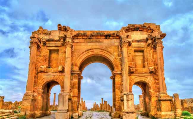 ثلة من نجوم الأغنية الجزائرية في ثالث ليالي تيمقاد الدولي ال42 بباتنة...