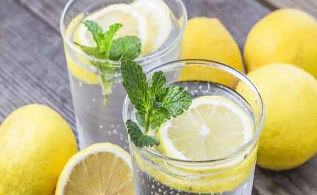 كيف يعمل مشروب الماء والليمون على تخسيس الجسم؟