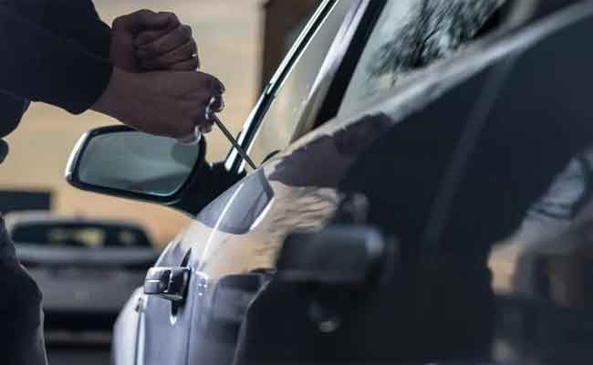 الإطاحة بشخصين يحترفان سرقة المركبات بتبسة