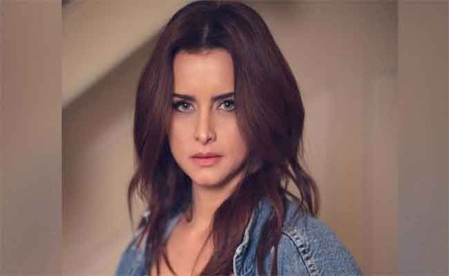 نوراللبنانية أمام ياسرجلال في