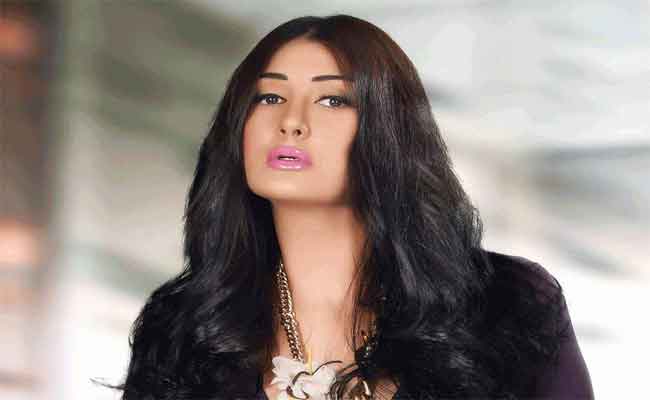غادة عبد الرازق تقود حكاية