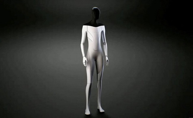 يغسل الصحون ويعتني بكبار السن 