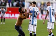 مشجع يقتحم الملعب للحصول على توقيع ميسي على ظهره...