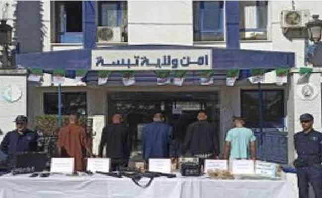 الإطاحة بعصابة إجرامية دولية لتهريب الأسلحة وتداول عملات أجنبية مزورة بتبسة