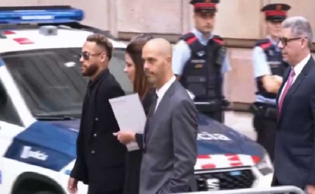 نيمار يصل إسبانيا لمحاكمته في قضية انتقاله من سانتوس...