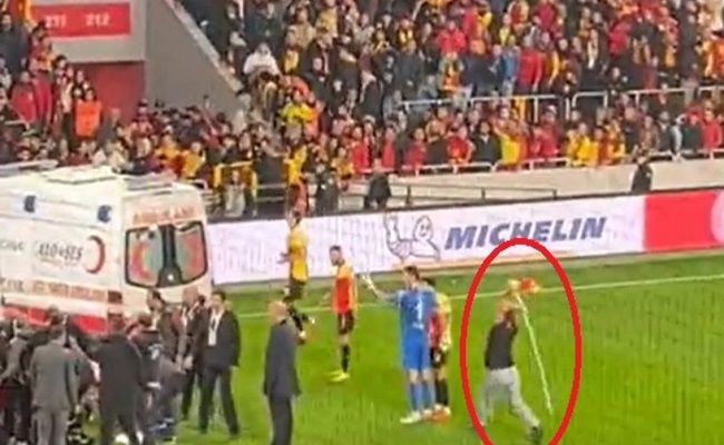 اعتداء على لاعب بعصا الراية الركنية يلغي مباراة في تركيا...