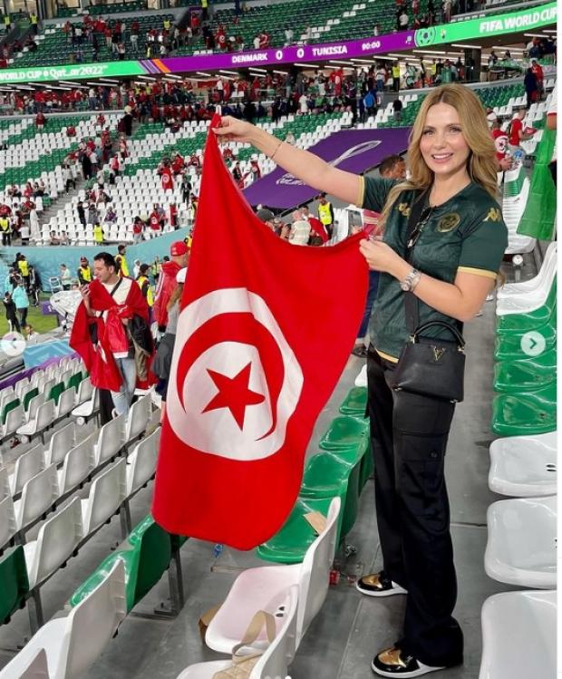 من هي المشجعة التونسية التي لفتت الانتباه أمام الدنمارك؟