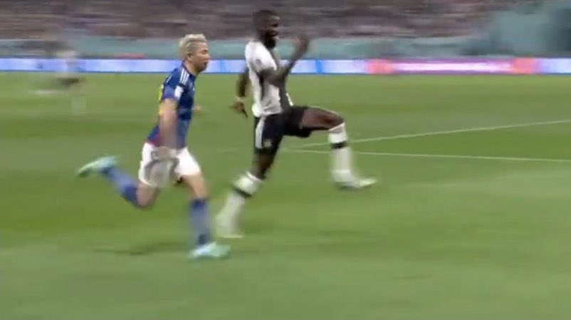 روديغر مدافع ألمانيا يتعرض لانتقادات بعد سخريته من لاعب اليابان...
