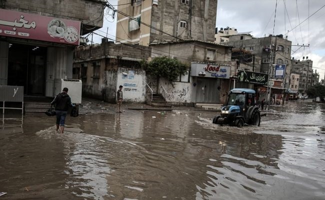 شوارع غزة تغرق بمياه الأمطار وانتقادات حادة لسلطات حماس