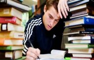 لماذا يمكن أن يقلق طفلكِ من الامتحان؟ وكيف تتعاملين مع قلقه؟