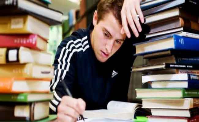لماذا يمكن أن يقلق طفلكِ من الامتحان؟ وكيف تتعاملين مع قلقه؟