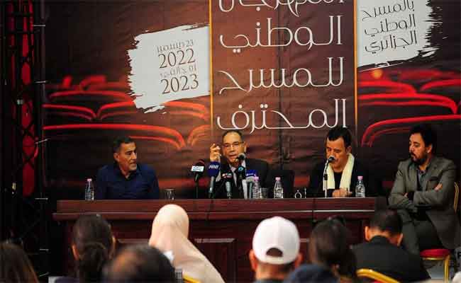 الروائي أحمد عبد الكريم يفتك جائزة أحسن نص مسرحي في المهرجان الوطني ال15 للمسرح المحترف...
