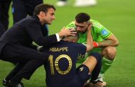الرئيس الفرنسي إيمانويل ماكرون يواسي مبابي بعد خسارة كأس العالم...