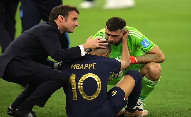 الرئيس الفرنسي إيمانويل ماكرون يواسي مبابي بعد خسارة كأس العالم...