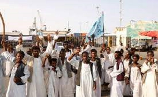 محتجون على الاتفاق السياسي يغلقون ميناء بورتسودان
