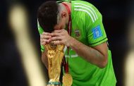 إيميليانو مارتينيز حارس الأرجنتين يستأجر كلبًا لحراسة الميدالية الذهبية...
