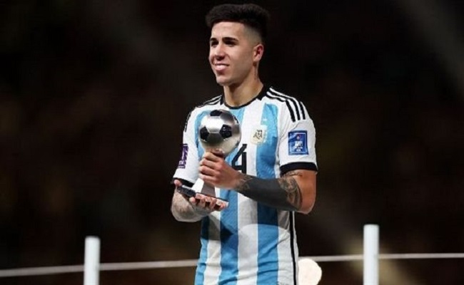 مقابل 105 ملايين جنيه إسترليني تشيلسي سيجعل إنزو فرنانديز أغلى لاعب في بريطانيا...