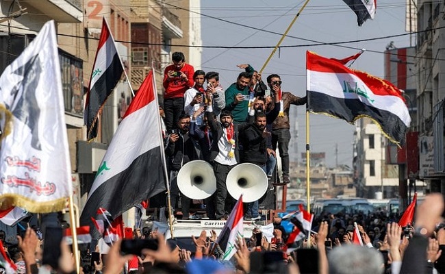 عراقيون يتظاهرون في بغداد بسبب هبوط قيمة الدينار