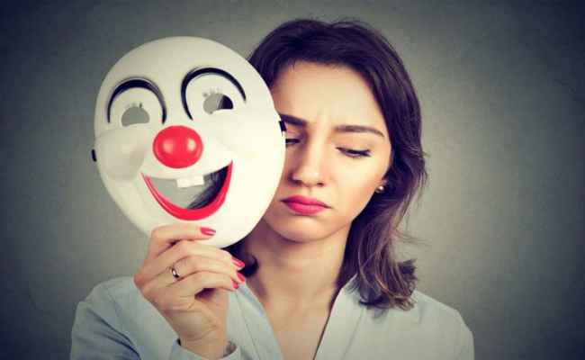 التصنع من أكثر الصفات إزعاجاً في الآخرين...كيف نتعامل معها؟