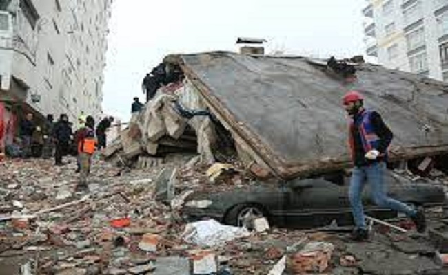 أردوغان: مقتل 912 وإصابة 5 آلاف وانهيار 2818 مبنى جراء الزلزال