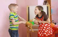 علامات تحذر أن طفلك لديه صديق أناني!
