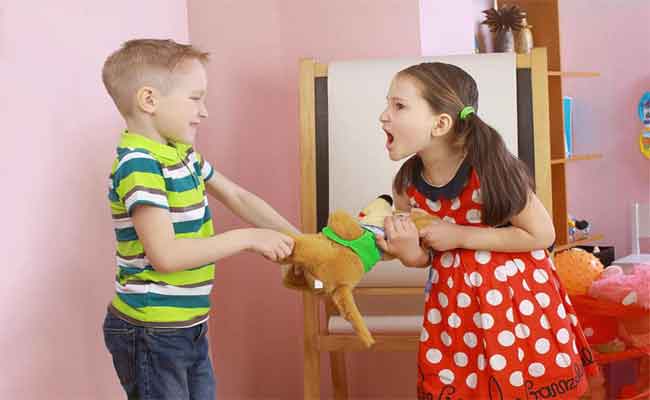 علامات تحذر أن طفلك لديه صديق أناني!
